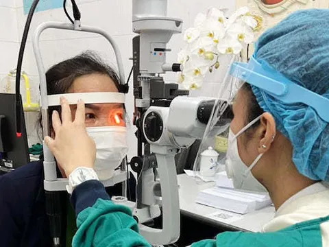 Khỏi Covid, mắt người phụ nữ sưng đỏ, không nhìn rõ, bác sĩ hướng dẫn cách tránh di chứng