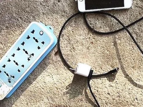 Người phụ nữ tử vong trên giường, tay vẫn cầm điện thoại cắm vào điện sạc