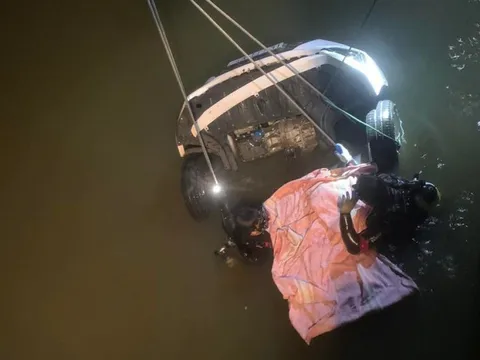 Ô tô rơi xuống sông trong đêm, tìm thấy một thi thể bên trong