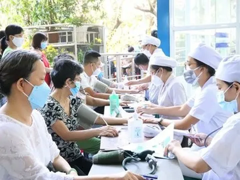 Vì sao Tp.HCM chưa cho F0 đi làm như Long An, Cà Mau?