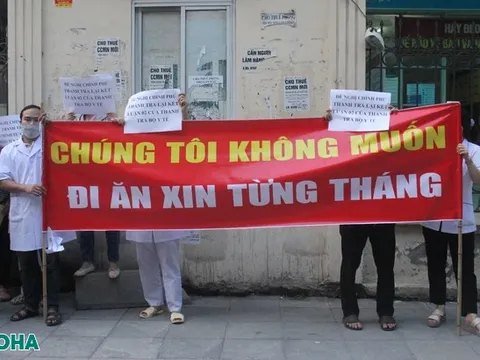 Ngày thứ 2 NVYT BV Tuệ Tĩnh căng băng rôn: "Không đơn giản chỉ là để đòi lương"