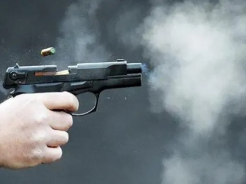 Người đàn ông rút khẩu súng mang theo người tự bắn vào đầu ở TP.HCM