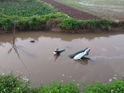 Phát hiện thi thể nam thanh niên cạnh chiếc xe máy dưới mương nước