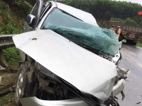 Xe bán tải chở gia đình thai phụ bị "vò" nát sau tai nạn kinh hoàng