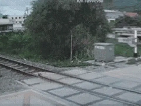 Nam thanh niên băng qua đường sắt bị tàu hỏa tông tử vong: Camera ghi lại khoảnh khắc ám ảnh