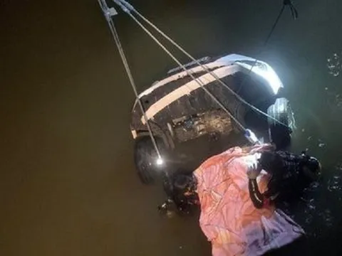 Quảng Trị: Tài xế tử vong trong ô tô rơi xuống sông