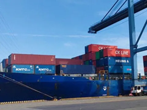 Cước tàu biển vẫn tăng chóng mặt