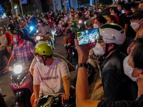 Đám đông vây quanh nhà bà Nguyễn Phương Hằng xuyên đêm