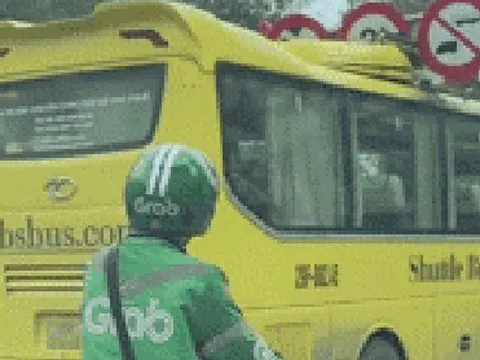 Hà Nội: Xe buýt phi thẳng lên cầu vượt Chùa Bộc - Thái Hà, mắc kẹt tại khung hạn chế gây ách tắc