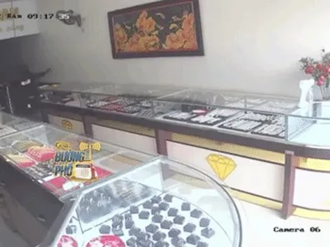 Clip: Nam thanh niên cầm súng nhựa đi cướp tiệm vàng bị vây bắt tại trận ở Thanh Hóa