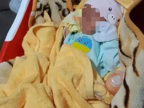 Bé trai nặng 3kg bị bỏ rơi trước cổng nhà dân