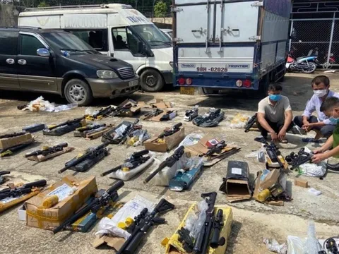 Phát hiện tài xế chở 25 khẩu súng hơi đi tiêu thụ
