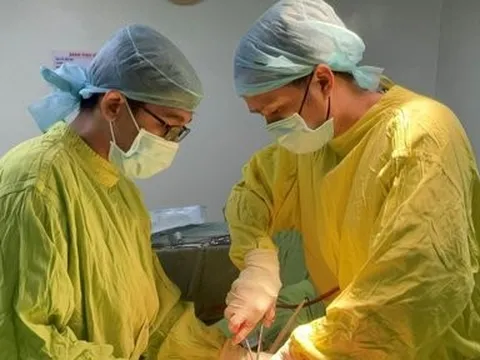 3 giờ phẫu thuật lấy 2 viên sỏi “khủng” trong bàng quang bệnh nhân