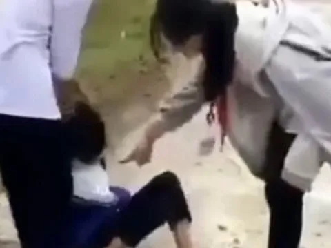 Quảng Trị: 2 học sinh lớp 8 đánh đập, bắt bạn quỳ xin lỗi