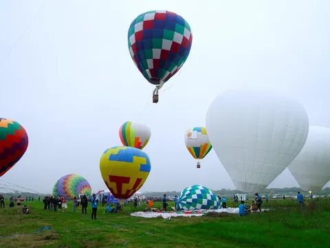 Khinh khí cầu khổng lồ lần đầu xuất hiện, người dân ngắm nhìn Hà Nội từ trên cao