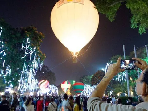 Chùm ảnh HOT: Đại hội khinh khí cầu ngay giữa Hà Nội, lâu lắm rồi phố đi bộ Hồ Gươm mới đông đến thế!