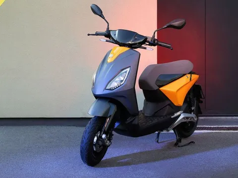 Đối thủ xe máy điện VinFast chạy thử trên đường phố Việt: Ngập công nghệ, sạc đầy đi 100km