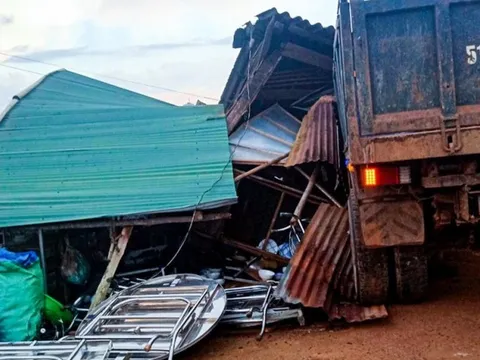 Lâm Đồng: Lái thử xe ben, tông sập quán ăn bên đường