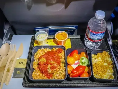 Bên trong căn bếp rộng 12.000 m2 - Nơi tạo ra hầu hết đồ ăn của các hãng hàng không