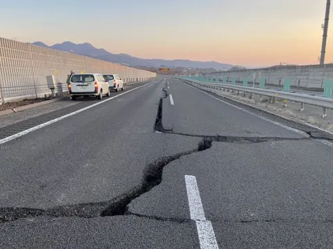 Nhật Bản: Động đất tạo vết nứt trên cao tốc lúc nửa đêm, rạng sáng khắc phục hoàn toàn