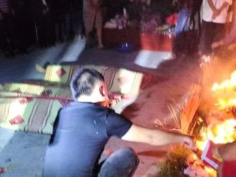 Xe điện kẹp 4 lao xuống cống nước, 3 nữ sinh tử vong