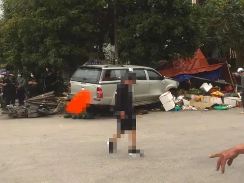 Xe biển xanh đâm vào quán bán hoa quả vỉa hè khiến 2 người tử vong