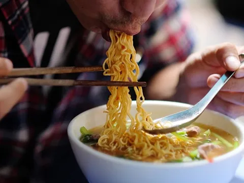 Nhiều công ty thu về siêu lợi nhuận từ phòng chờ thương gia sân bay nhưng khách hàng giàu có lại ít lựa chọn ngoài mì tôm, trứng luộc