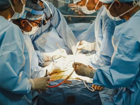 9 giờ “căng não” ghép gan cứu sống bé trai 9 tháng tuổi