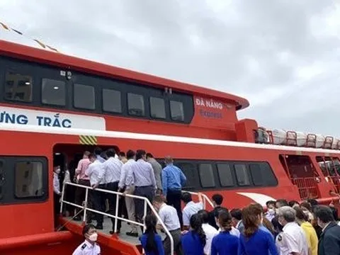 Du khách có thể đi từ Tp.Đà Nẵng ra đảo Lý Sơn bằng tàu cao tốc
