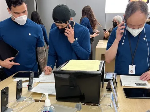 Sập máy chủ, nhân viên Apple Store buộc phải chuyển sang dùng giấy bút