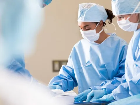 Người phụ nữ mang khối u nặng 5kg ở ngực - BS phát hiện là 1 thể ác tính rất nặng