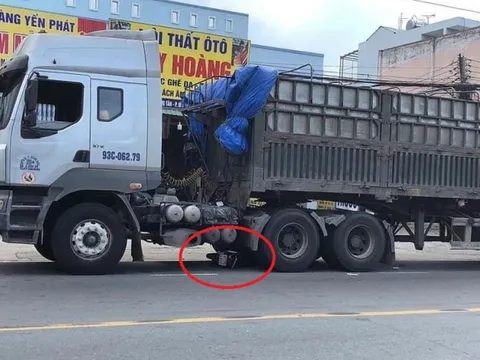 Xe đầu kéo cán tử vong đôi nam nữ rồi kéo lê xe máy bỏ chạy, người dân truy đuổi