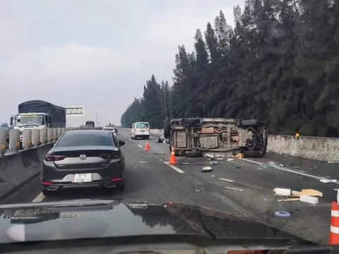 Hiện trường vụ tai nạn lật xe chở Phó chủ tịch UBND TP.HCM trên cao tốc