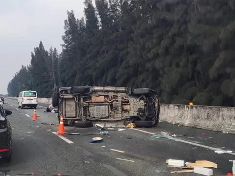 Phó chủ tịch TP HCM qua đời sau tai nạn: Ô tô nổ lốp, va vào dải phân cách rồi lật ngang