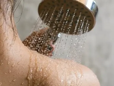 Người mắc Covid khi tắm cần biết những nguyên tắc để không viêm phổi