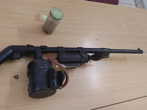 Cụ ông 70 tuổi tự chế súng, bắn vỡ cửa kính nhiều nhà trong khu đô thị