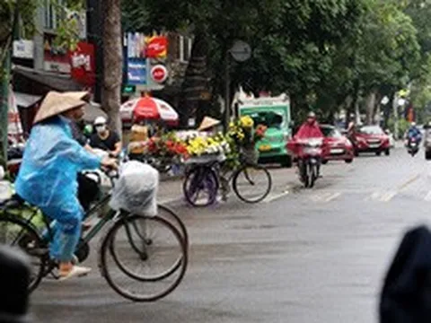 Bắc Bộ có mưa rào và dông, Nam Bộ nắng nóng