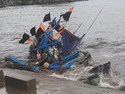Khánh Hòa: Mưa, gió lớn khiến 25 tàu thuyền ở huyện Vạn Ninh bị chìm, hư hỏng