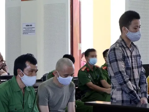 Mẹ già rưng nước mắt khi con trai được giảm án xuống chung thân