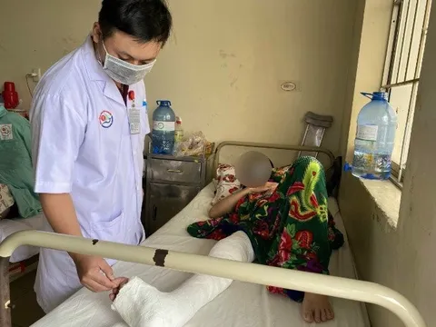 Mổ kéo thẳng chân cong vẹo cho bệnh nhân bị di chứng do sốt bại liệt