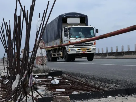 Cận cảnh tuyến cao tốc TPHCM - Trung Lương xuống cấp nghiêm trọng sau 3 năm dừng thu phí