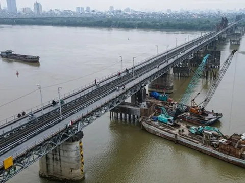 Cận cảnh thi công thay thế trụ chống va đập mới cho cầu Long Biên