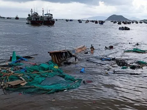 Tính đến 6h sáng 1/4, Khánh Hòa có 27 chiếc thuyền bị sóng đánh chìm