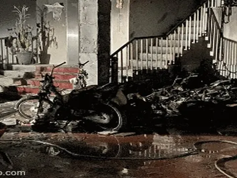 CLIP: Cháy lớn tại nhà 7 tầng cho thuê, 1 người tử vong, nhiều người bị thương