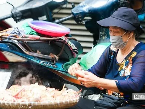 Bán ghẹ ở vỉa hè, bà cụ U70 thu hàng chục triệu mỗi ngày