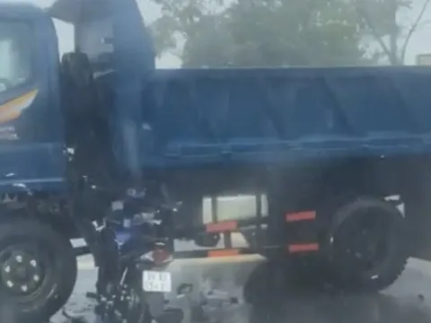 Bình Thuận: Xe máy cuốn vào gầm xe ben, nam sinh tử vong khi đi học về