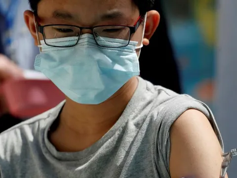 Trẻ từ 5 - 11 tuổi tiêm vắc xin Covid-19 gặp các phản ứng phụ: Dấu hiệu nào cần đi viện?