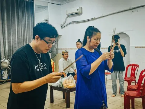 Xúc động Hồng Vân làm lễ cúng cố nghệ sĩ Anh Vũ, Mai Phương tại sân khấu