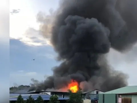 Clip: Công ty sản xuất đồ gỗ nội thất gần 4.000m2 chìm trong biển lửa kèm tiếng nổ lớn