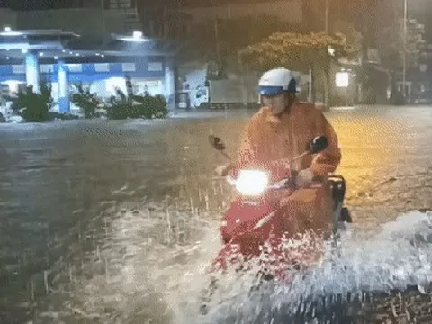 Mưa trắng trời, đường phố Đà Nẵng biến thành sông, nhiều phương tiện chết máy trong đêm